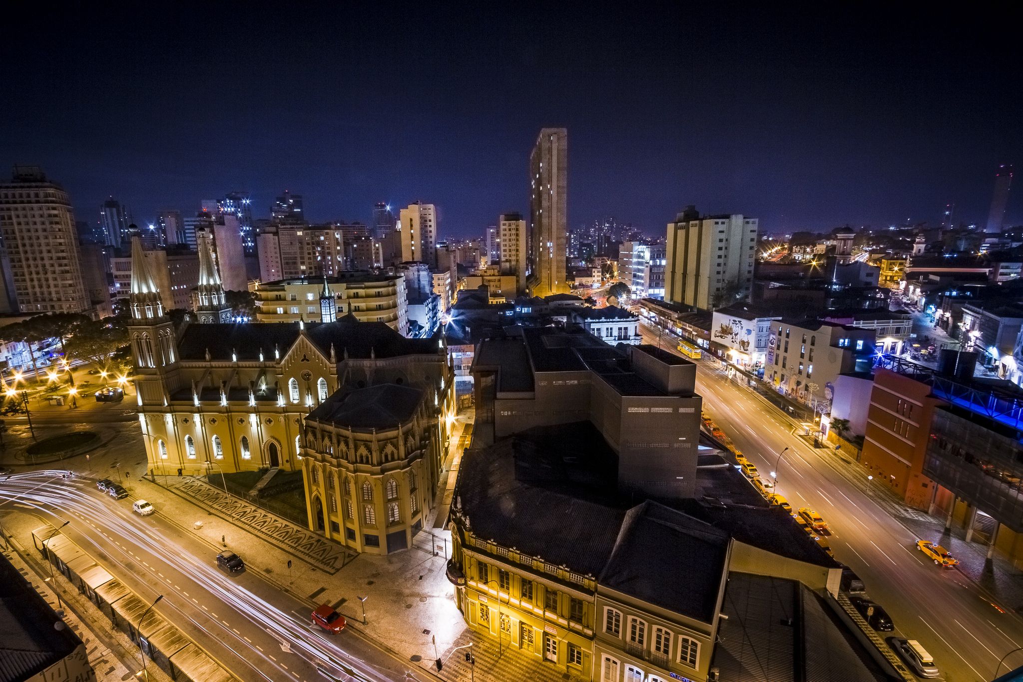 Cidade iluminada à noite